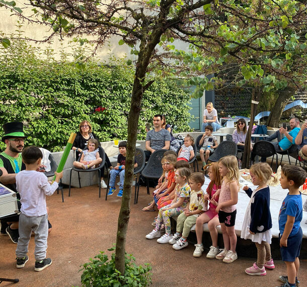 Otroci ob pozornem spremljanju čarodeja v akciji.