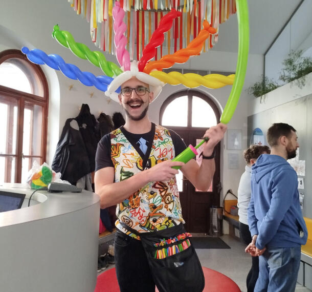 Portret nasmejanega čarodeja.