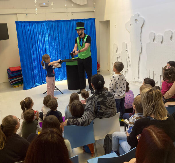 Otroci ob pozornem spremljanju čarodeja v akciji.