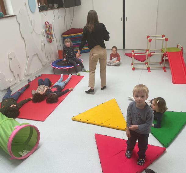 Otroci med igro v igralnici.