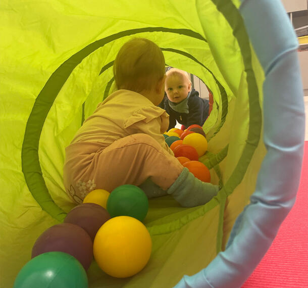 Otroci v igralnem tunelu.