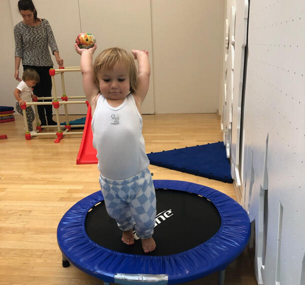 Deklica na trampolinu.