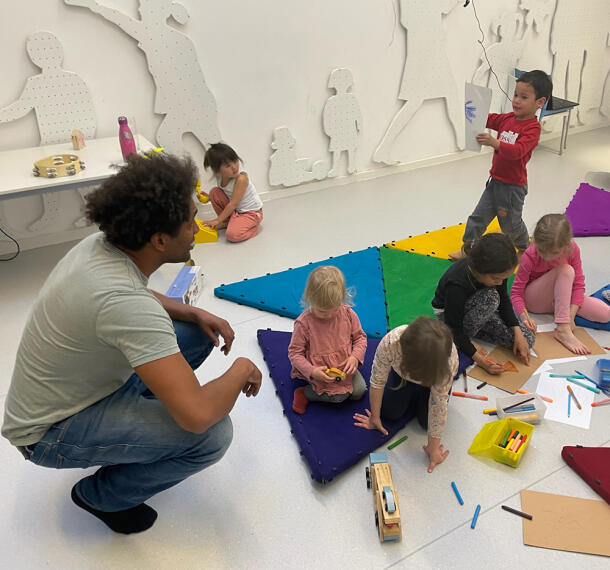 Otroci v igralnici ob ustvarjanju z barvicami.