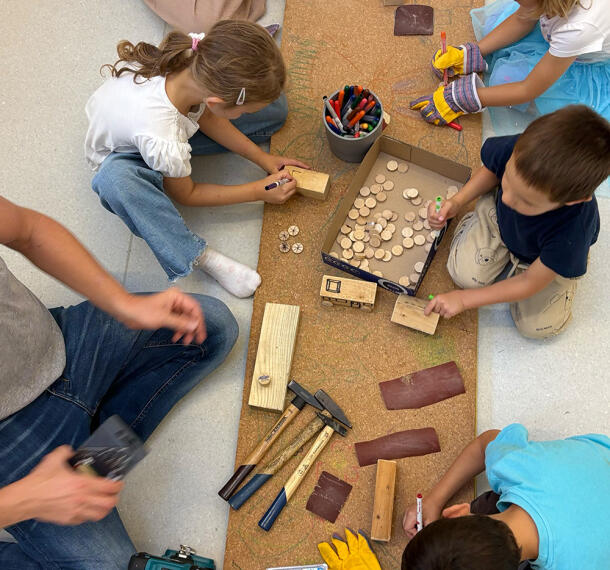 Otroci, zatopljeni v ustvarjanje.