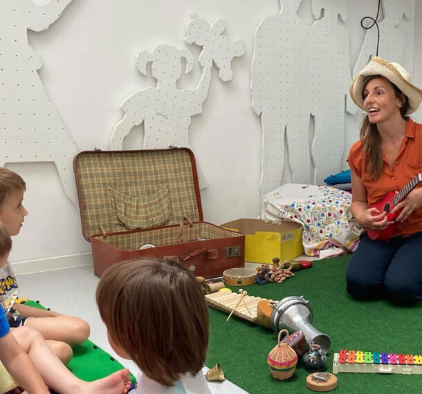 Animatorka otrokom predstavlja glasbene instrumente.