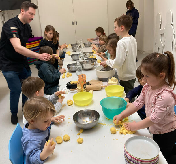 Otroci pri pripravljanju sestavin za kuhanje.