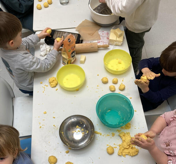 Otroci pri pripravljanju sestavin za kuhanje.