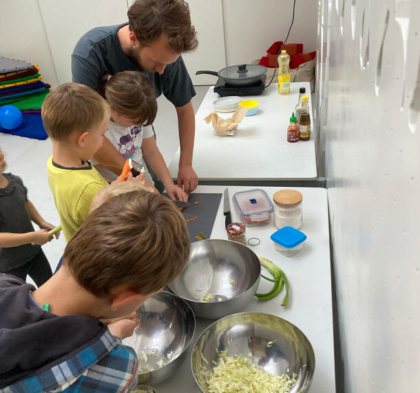 Otroci pri pripravljanju sestavin za kuhanje.