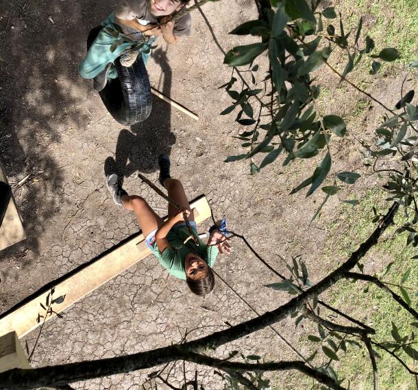 Deklici na zunanjih igralih.