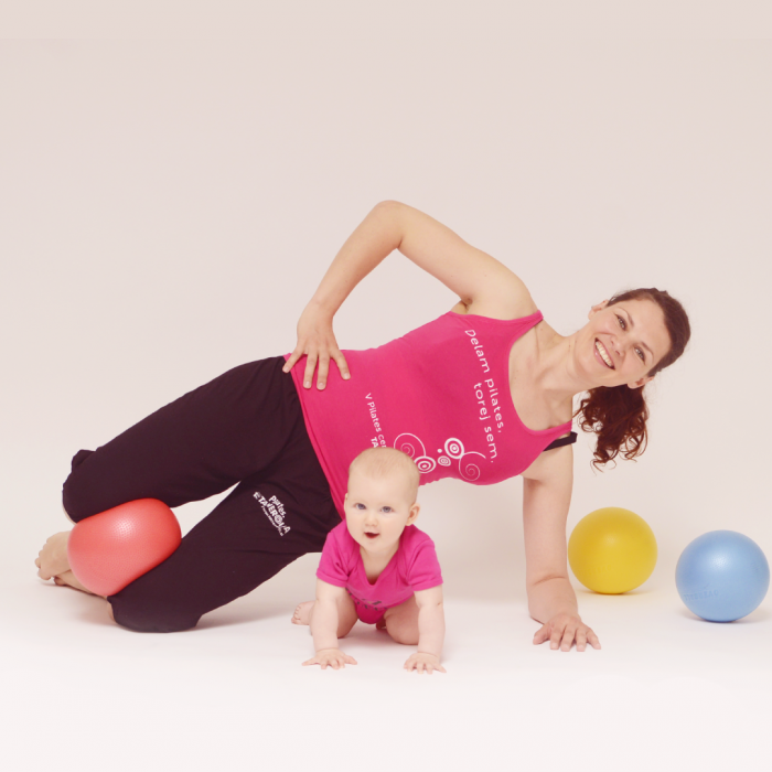 Mamica in dojenček med vadbo pilatesa.