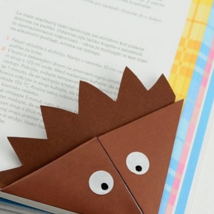 Origami ježek kot kazalo za knjigo.