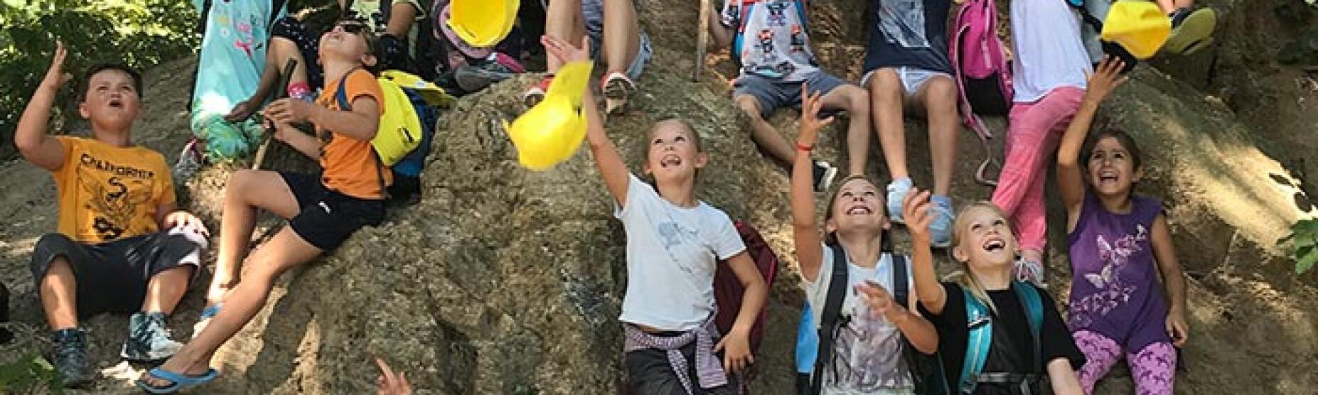 Otroci na počitnicah - skupinska fotografija.