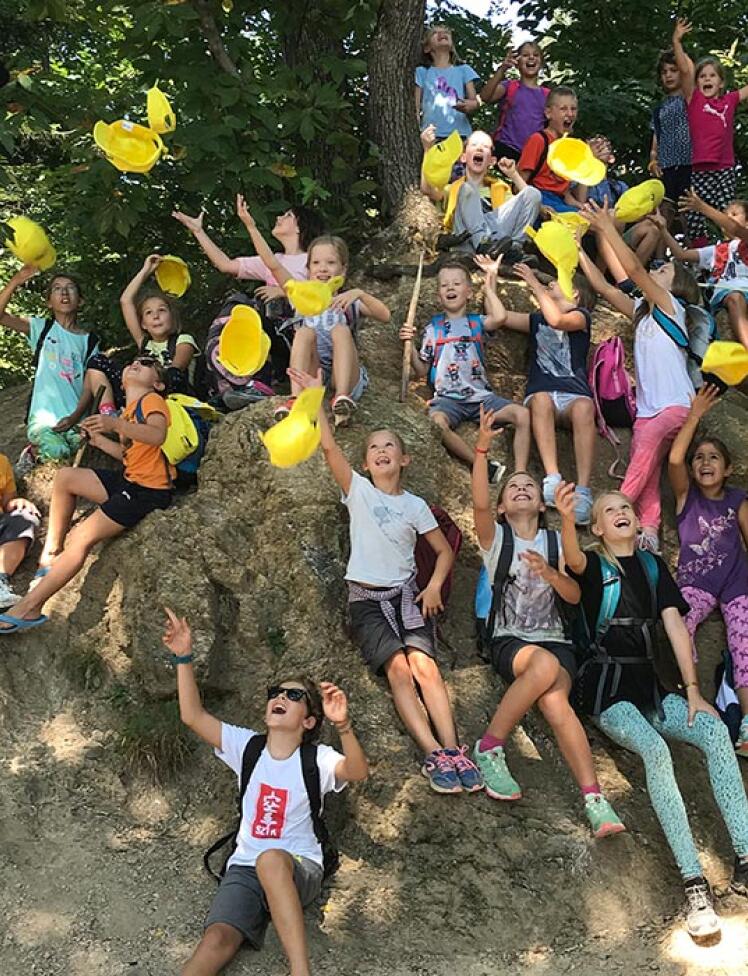 Otroci na počitnicah - skupinska fotografija.