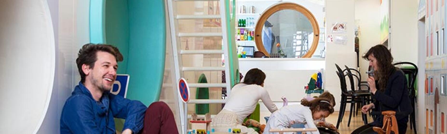 Sproščeno vzdušje in igra otrok v notranjem prostoru Male ulice