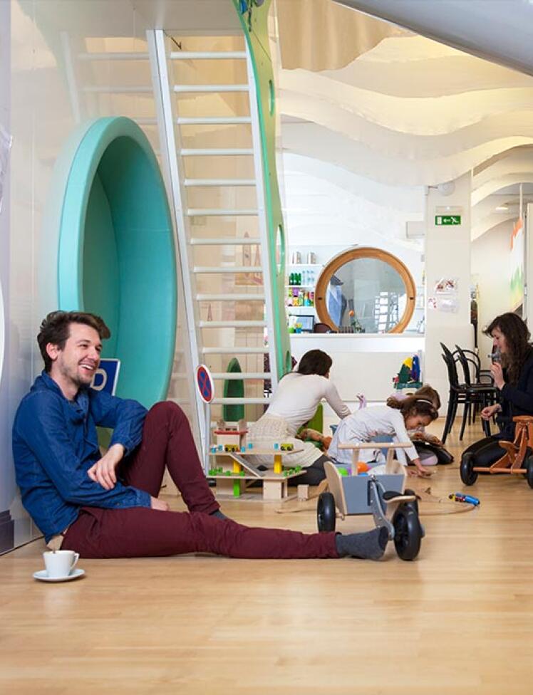 Sproščeno vzdušje in igra otrok v notranjem prostoru Male ulice