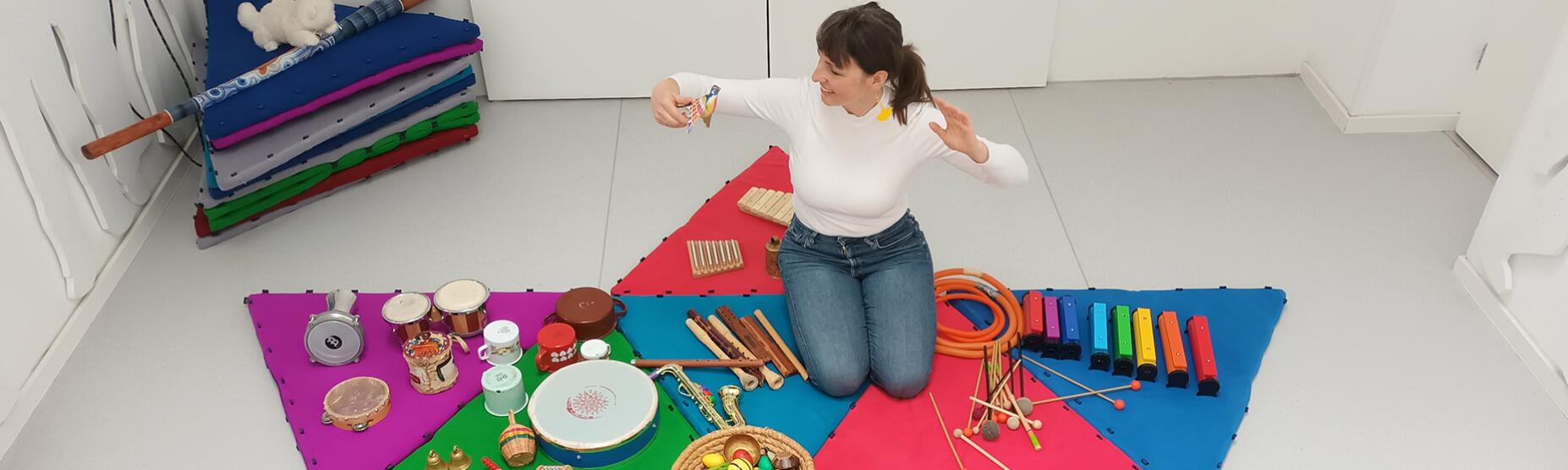 Animatorka med prestavitvijo glasbenih instrumentov.