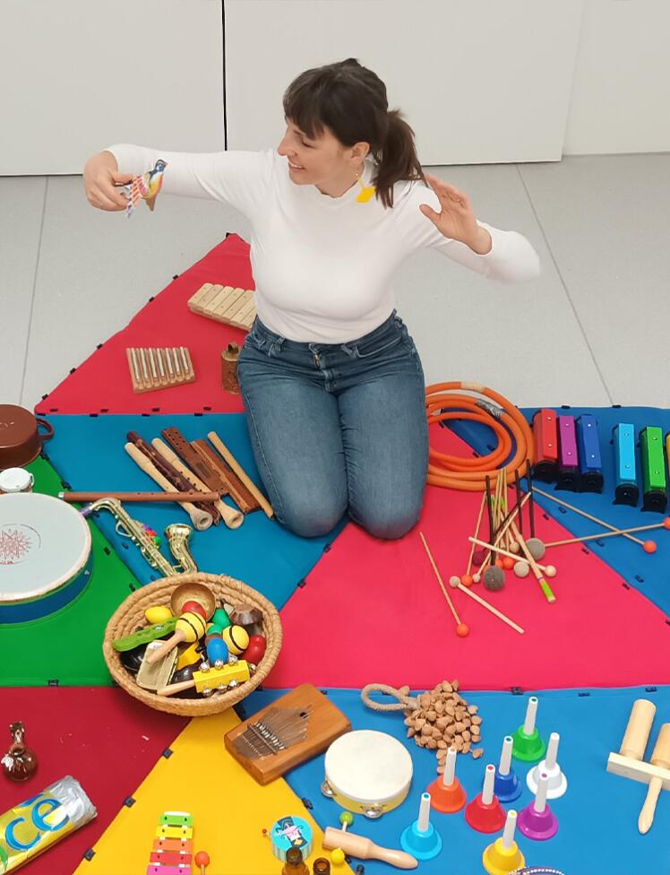 Animatorka med prestavitvijo glasbenih instrumentov.