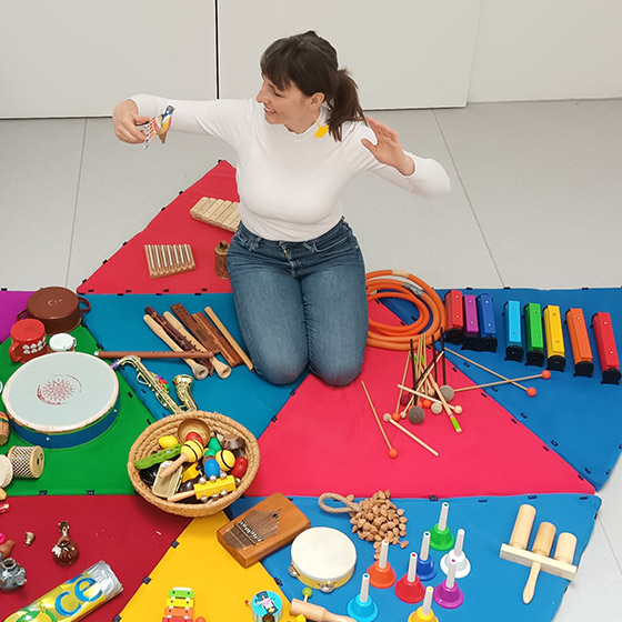 Animatorka med prestavitvijo glasbenih instrumentov.