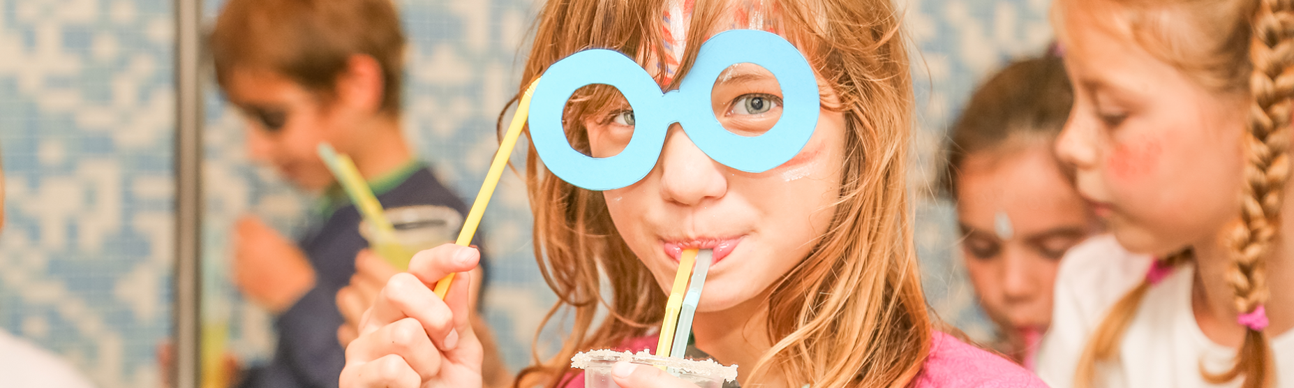 Razposajeni otroci med rojstnodnevno zabavo.