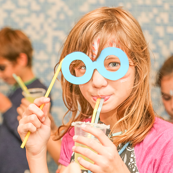 Razposajeni otroci med rojstnodnevno zabavo.