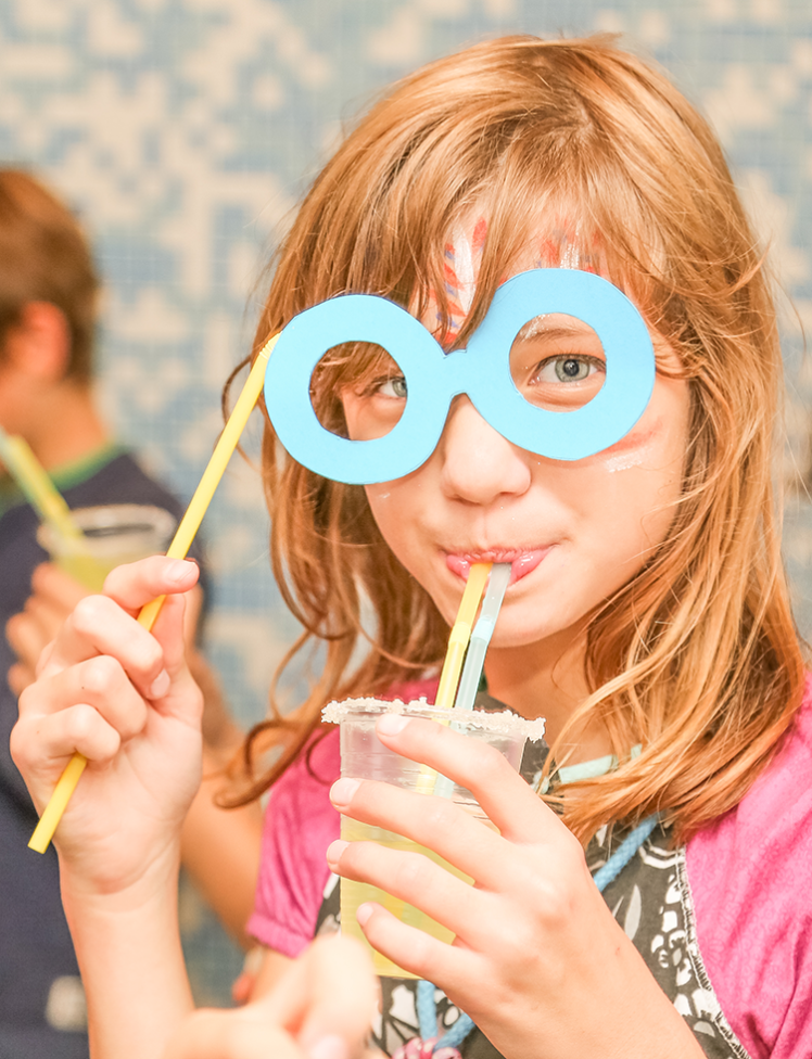 Razposajeni otroci med rojstnodnevno zabavo.