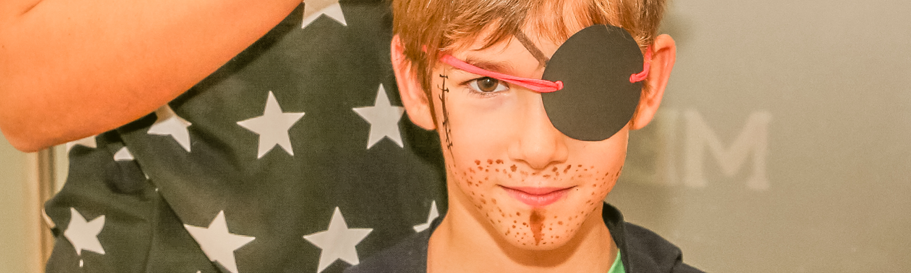 Mali gusar med rojstnodnevno zabavo.