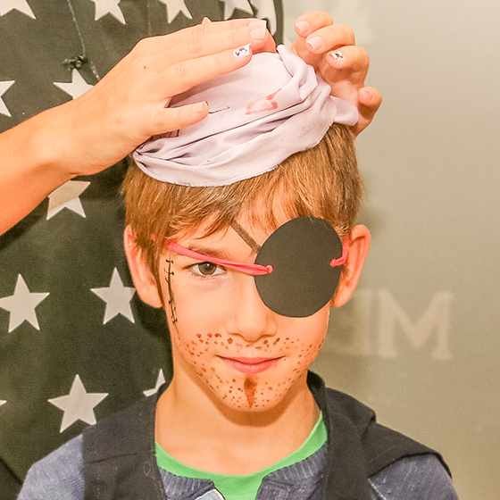 Mali gusar med rojstnodnevno zabavo.