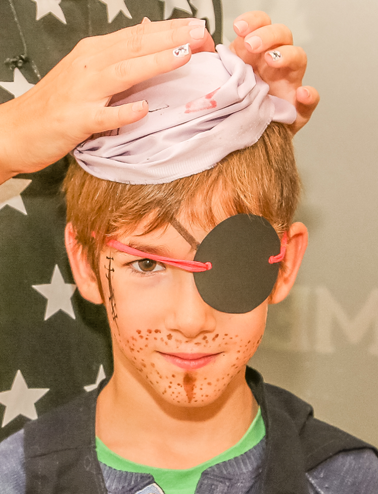 Mali gusar med rojstnodnevno zabavo.