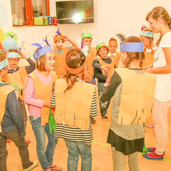 Razposajeni otroci med rojstnodnevno zabavo.