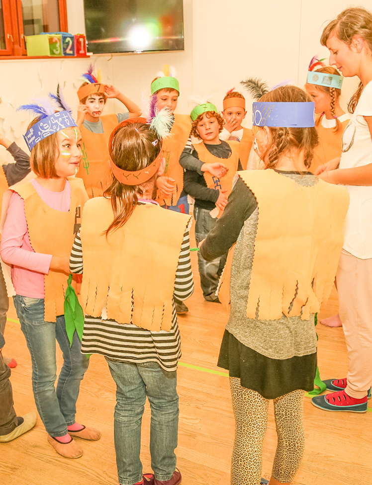 Razposajeni otroci med rojstnodnevno zabavo.