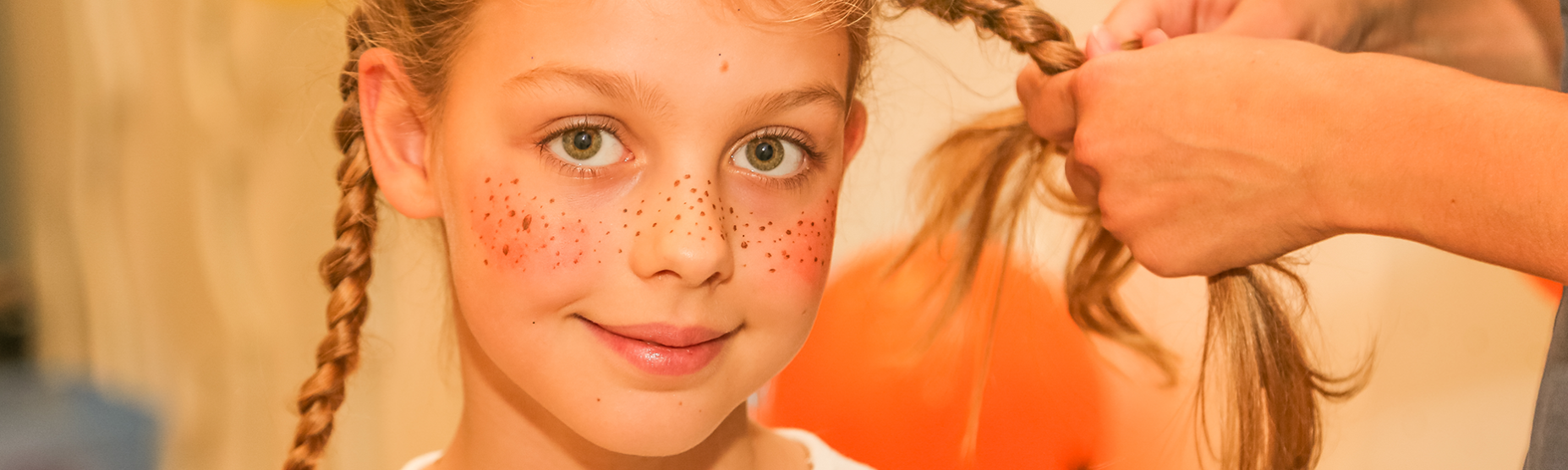 Deklica, preoblečena v Piko Nogavičko.