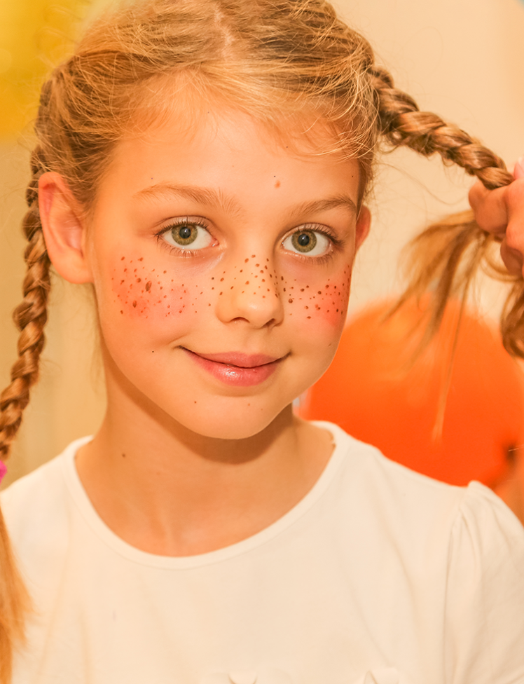 Deklica, preoblečena v Piko Nogavičko.