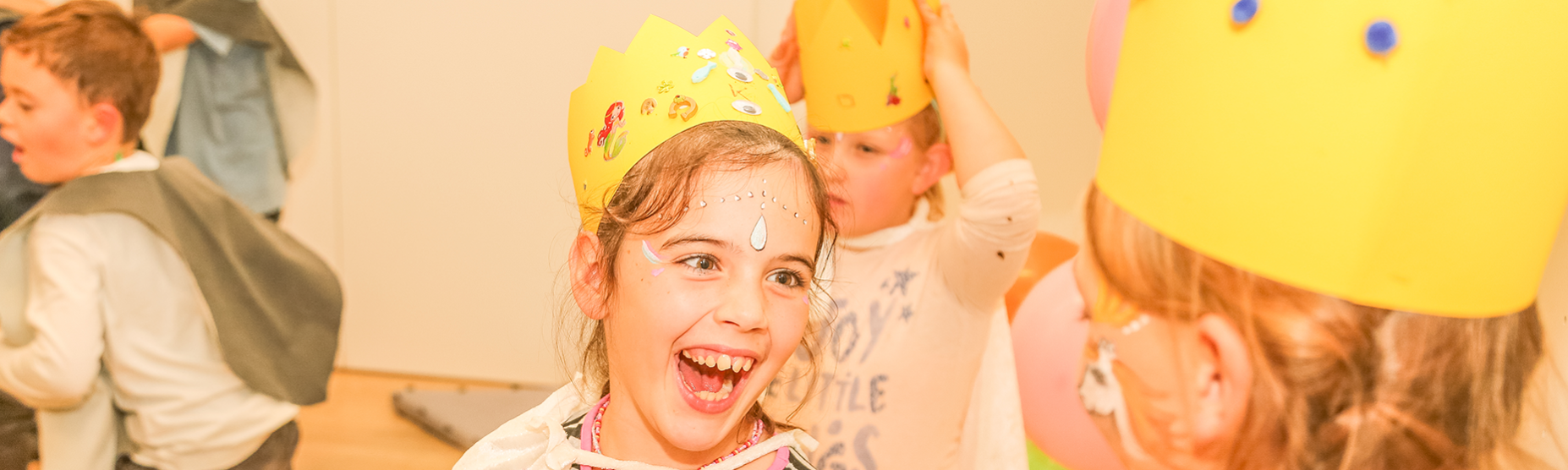 Razposajeni otroci med rojstnodnevno zabavo.