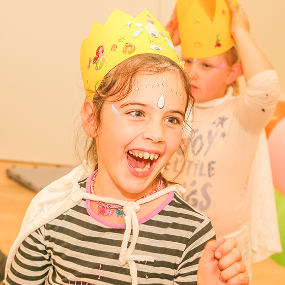 Razposajeni otroci med rojstnodnevno zabavo.