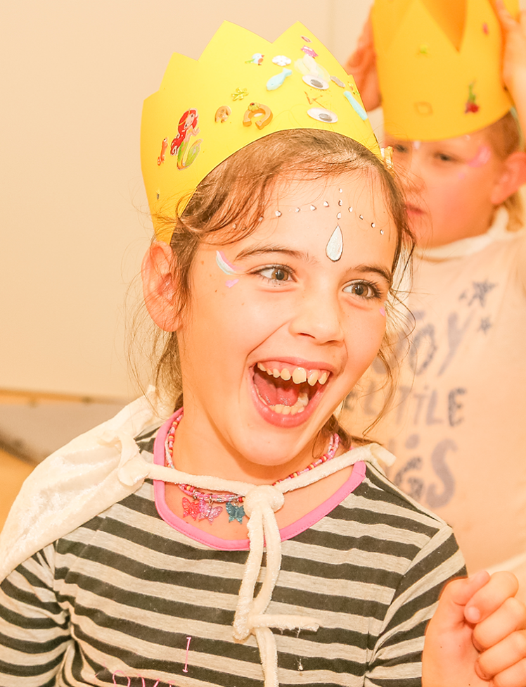 Razposajeni otroci med rojstnodnevno zabavo.