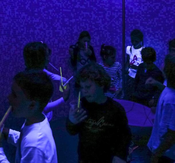 Otroci na plesišču.