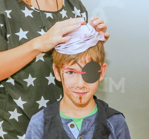 Mladi gusar med pripravo oprave za zabavo.