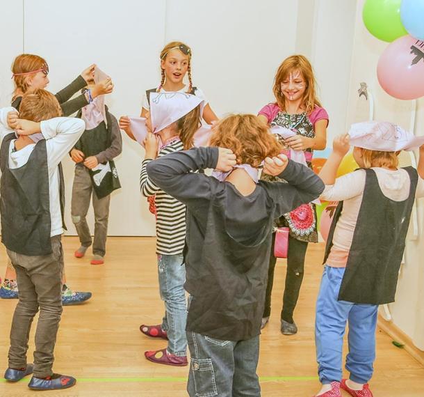 Otroci na zabavi z gusarskimi rutami.