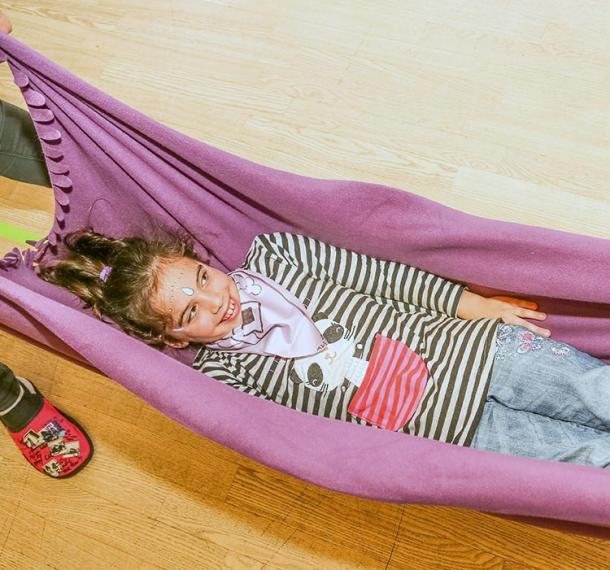 Mlada gusarka ob sproščanju na viseči mreži.