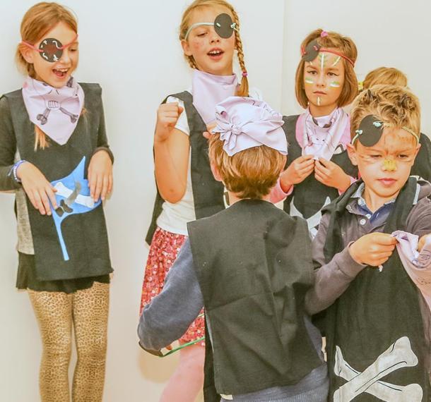 Mlade gusarke in gusarji na zabavi.