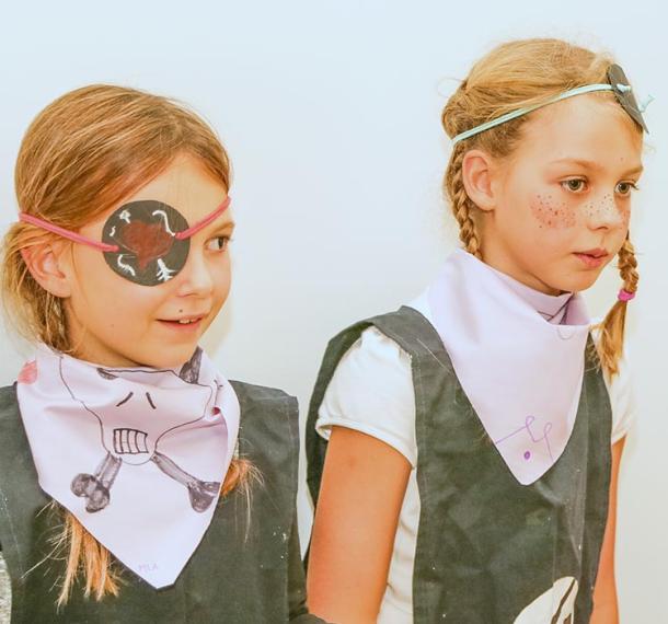 Mladi gusarki na zabavi.