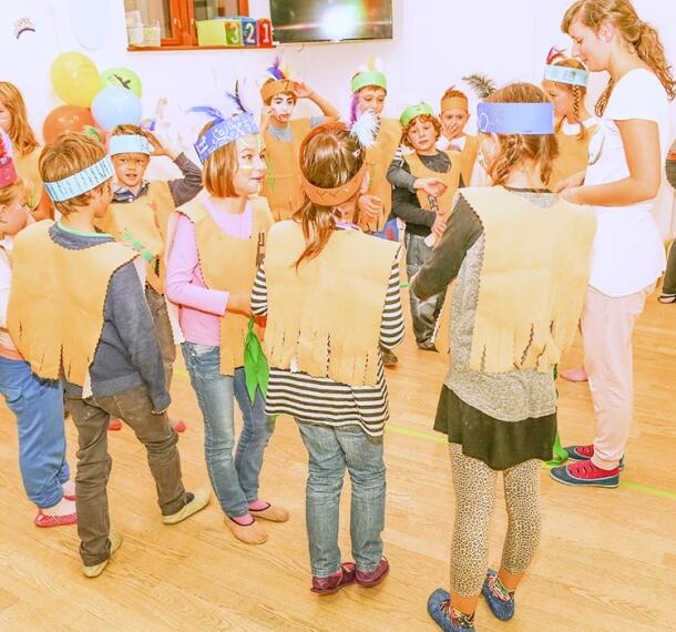 Otroci, oblečeni v indijanke in indijance, na zabavi.