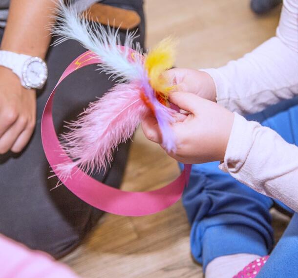 Izdelovanje indijanske perjanice.