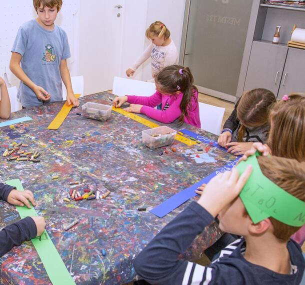 Otroci izdelujejo vsak svojo indijansko opravo.