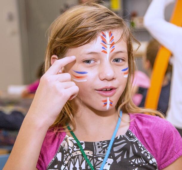 Mala indijanka z domiselno obrazno poslikavo.