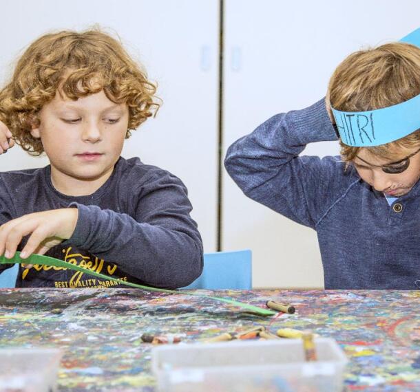 Dva mlada indijanca med izdelovanjem pripomočkov za zabavo.