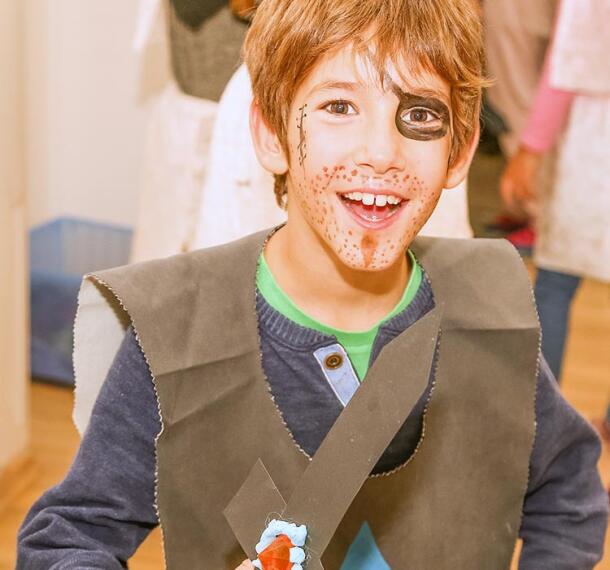 Deček, preoblečen v viteza.