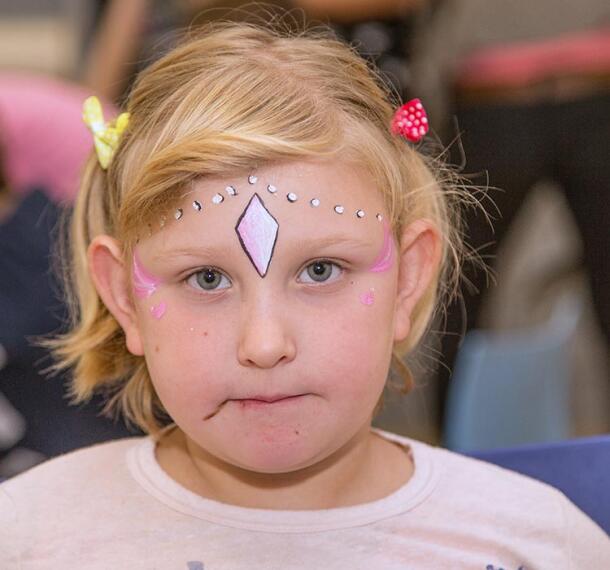 Deklica z rojstnodnevne zabave, umetelno porisana po obrazu.