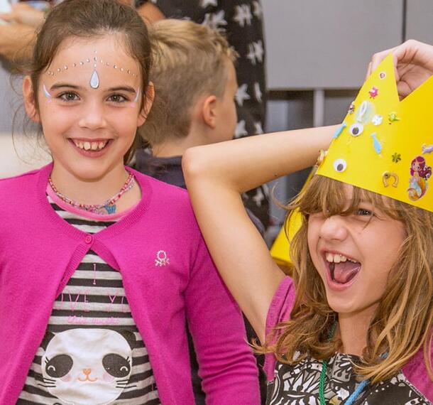 Razposajeni deklici na zabavi.