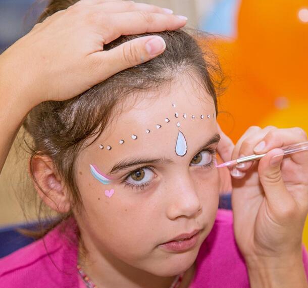 Deklica na poslikavi obraza.